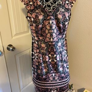 Fitted sleeveless floral print dress